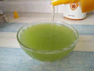 青瓜蜂蜜梨子汁,加适量的蜂蜜搅拌均匀，就可以品尝了