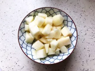 属于春天的果汁～羊角蜜香梨汁,香梨去皮去核洗净之后切成小块
