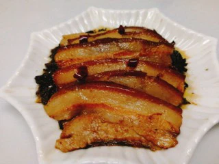 家常菜+梅菜扣肉,梅菜扣肉倒扣在盘子里,剩余的汤汁勾芡,放点味精提味后浇在肉上即可。