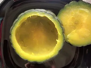 贝贝南瓜坚果饮,南瓜外壳做碗待用。