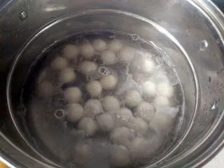  人气小吃糖不甩,锅里水烧开，将圆子放入，盖上锅盖，开大火煮