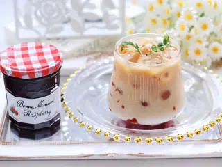 树莓果酱拿铁,搅拌均匀即可享用！