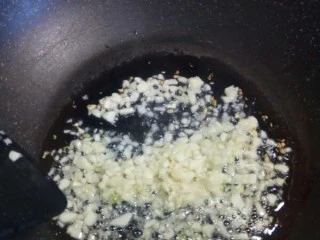 蒜蓉粉丝娃娃菜,放入蒜末炒香。