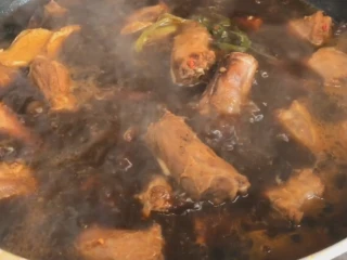 解馋小吃辣鸭脖,然后大火收汁即可