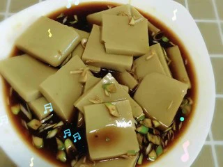 大同特色小吃苦荞粉,调入自己喜欢的调味料即可。