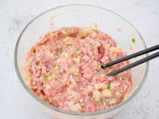 鲜虾猪肉馄饨,用筷子顺时针一个方向搅拌均匀