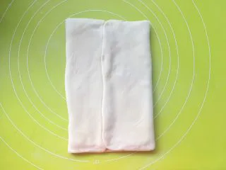 意式红烩牛柳酥,将两侧的面片像中间对折,包裹上黄油,对折处一定要捏紧,之后室温软化10分钟,让黄油软化一些