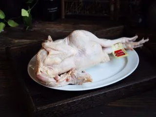 百变水果 新奥尔良风味雪梨烤鸡,做烤鸡最好选用三黄鸡，重量在800g~1000g之间为好。