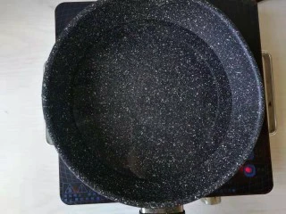 手煮奶茶西米露,首先先烧一锅清水。