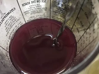 多肉葡萄汁儿,过滤的葡萄汁儿加入花茶与果糖搅拌均匀。