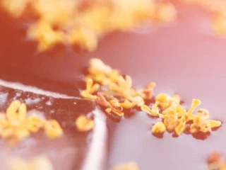 【酸梅汤】最正宗的古法酸梅汤,是烟熏味的,将桂花水混合进酸梅汤,冰镇后即可饮用。