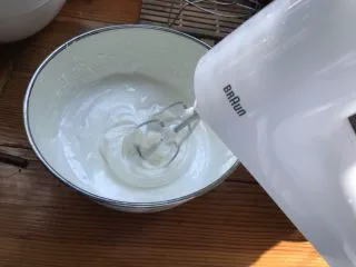 法式传统甜点:蛋白糖/Meringue,一会儿颜色就变了、加速度(可以开最高的挡)