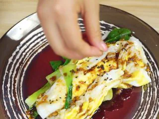 必吃的广东小吃——广州肠粉,撒少许芝麻~就可以享用啦~