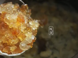 火龙果银耳糖水,放入泡发好的桃胶；