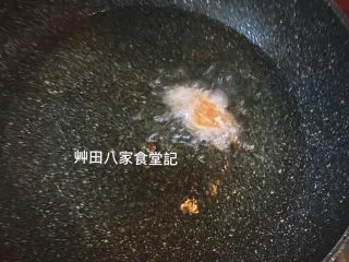 台灣府城道地小吃豆乳雞,熱ㄧ油鍋,油溫160度(可先放入ㄧ小塊雞肉看是否浮起來測試溫度)