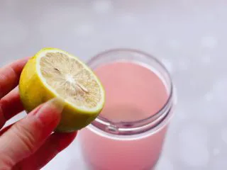 水蜜桃车厘子奶昔,最后滴入柠檬汁，这样打出来的奶昔不宜氧化，还能丰富口感。