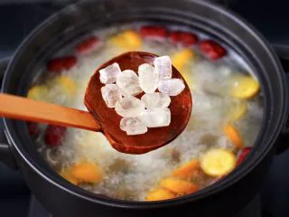 金燕耳金桔桂圆羹,最后加入冰糖入锅。