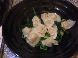 乡味~重庆小吃红油抄手,抄手捞出放入锅中,加入红油,老干妈。最后加入原汤即可使用。