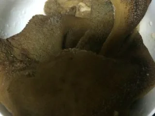 自制老北京小吃【卤煮】,如图将肚子肠子捞出晾凉