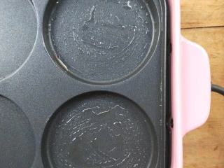 复刻街头美食~网厨第一个肉蛋堡,圆盘里刷少许油。