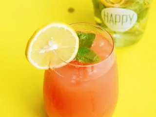 夏日红柚季！比基尼少女的鸡尾酒,切一片柠檬片，从中间往外划一刀，插到杯子边沿上，再放些薄荷叶装饰。