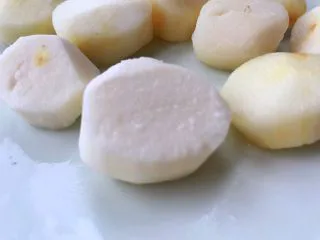 马蹄银耳红枣汤,削皮。