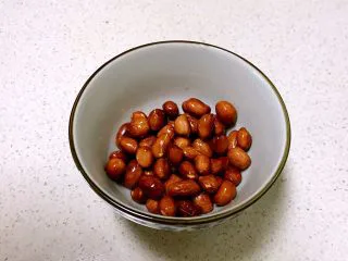 风味独特的 杂蔬炒珍珠丸子,花生米炒熟后打到碗里