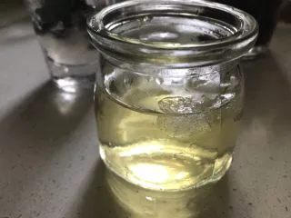 多肉葡萄汁儿,泡好茉莉花茶(奶茶店专用的)加入冰块儿冷却备用。