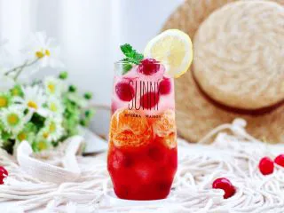 橘子蔓越莓蜂蜜冰饮,这样的饮品太适合现在这个花一样的季节了，连平常不喜爱甜饮品的老公也喜欢喝上一杯咯。