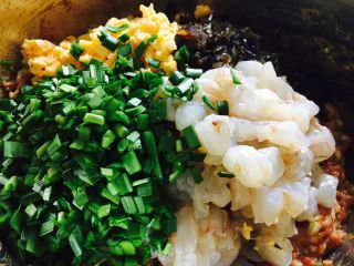 家乡风味饺子 三鲜馅饺子,往调好的猪肉馅里放入虾仁、鸡蛋、木耳、韭菜。 把切好的韭菜放入调好的肉馅中，先往韭菜倒入少许的香油，把韭菜搅和一下，然后再把所有食材和肉馅调匀，还是朝同一个方向搅拌。 先把韭菜裹上一层香油，目的是锁住一是韭菜的水分，二是避免韭菜出汤，影响包饺子的手感。