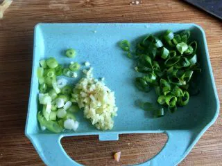 土豆的101种吃法➕火山肉末土豆泥,姜切姜末,小葱分葱白葱绿分别切末