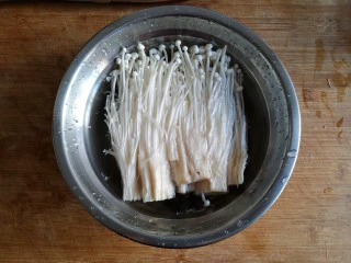 蒜蓉粉丝蒸金针菇——快手下饭就靠它,在水中加点盐水把金针菇浸泡一下洗净。