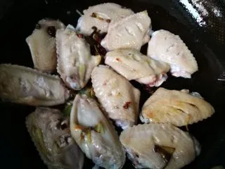 家常菜啤酒鸡翅,小火煎鸡翅，煎到两面微黄。
