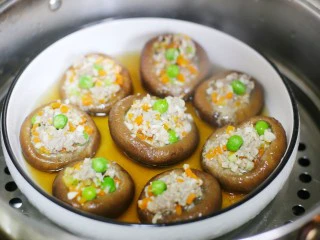 改良版香菇酿肉,上锅大火蒸20分钟。