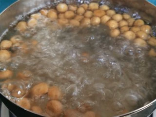 宅家自制珍珠奶茶,将做好的珍珠放水里煮熟。