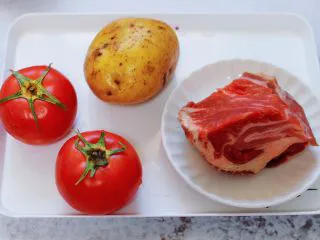 番茄牛肉炖土豆,首先备齐所有的食材。