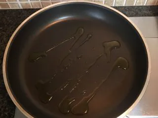 街头风味东北烤冷面,平底锅倒油