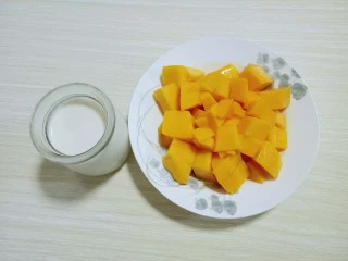 #冬喝暖饮夏吃冰#健康低卡-芒果酸奶昔,准备好食材。
