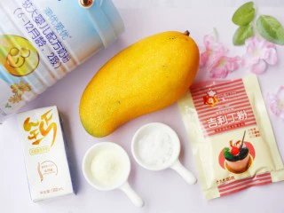 香甜爽滑的芒果牛奶布丁,🍋准备材料🍋:芒果1个,吉利丁粉10g、白糖10g、澳优爱优奶粉2勺、牛奶1瓶。