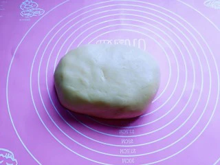 俄罗斯提拉米苏#异国美食#,拌成面团，装入保鲜袋或者保鲜膜中，放入冰箱，冷藏30分钟。