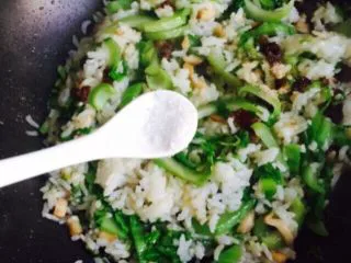 温州风味美食～炒芥菜饭,加入少许的盐