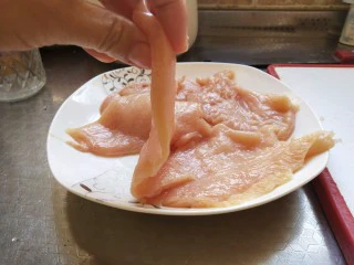 烤箱香酥大鸡排,把鸡胸肉从片薄,大概一块能片3层