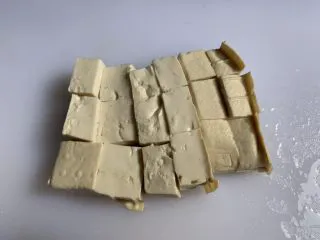 娃娃菜炖豆腐,豆腐切小块