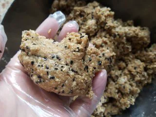 粗粮燕麦饼干,9.带手套，用手将所有用料混合均匀,抓捏即可成团。