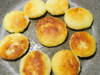 贵阳小吃洋芋粑,电磁炉1600档煎至大概这样翻面煎另一面