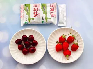 车厘子草莓冰奶昔,首先备齐所有的食材。