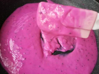 火龙果椰蓉奶冻,用硅胶刀提起能挂旗状态,即可关火。