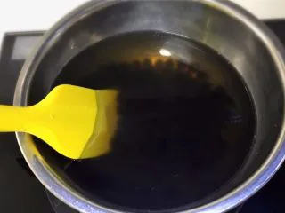 好看又好喝的网红脏脏茶，一定要试试的饮品！,用中火煮约10至15分钟后关火焖十五分钟，用滤网过滤后放入冷水中冷却1分钟后，将其捞出。