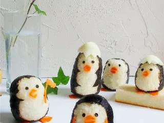 可爱的企鹅饭团,组合起来还可以给孩子们讲个故事呢!