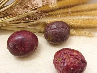 百香果蜜糖水,准备好百香果